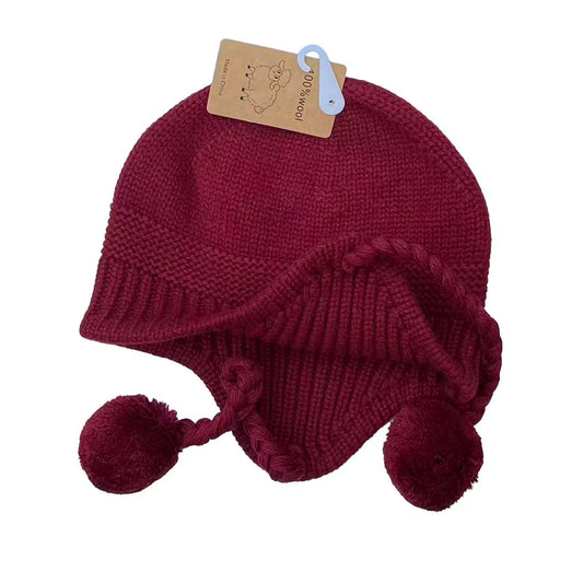 En söt röd mössa i ren ull som skyddar öronen.