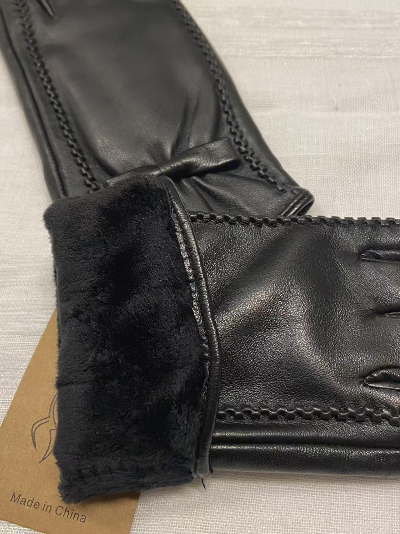 Svarta vinter snygga damhandskar i fårskinn med sammetsfoder