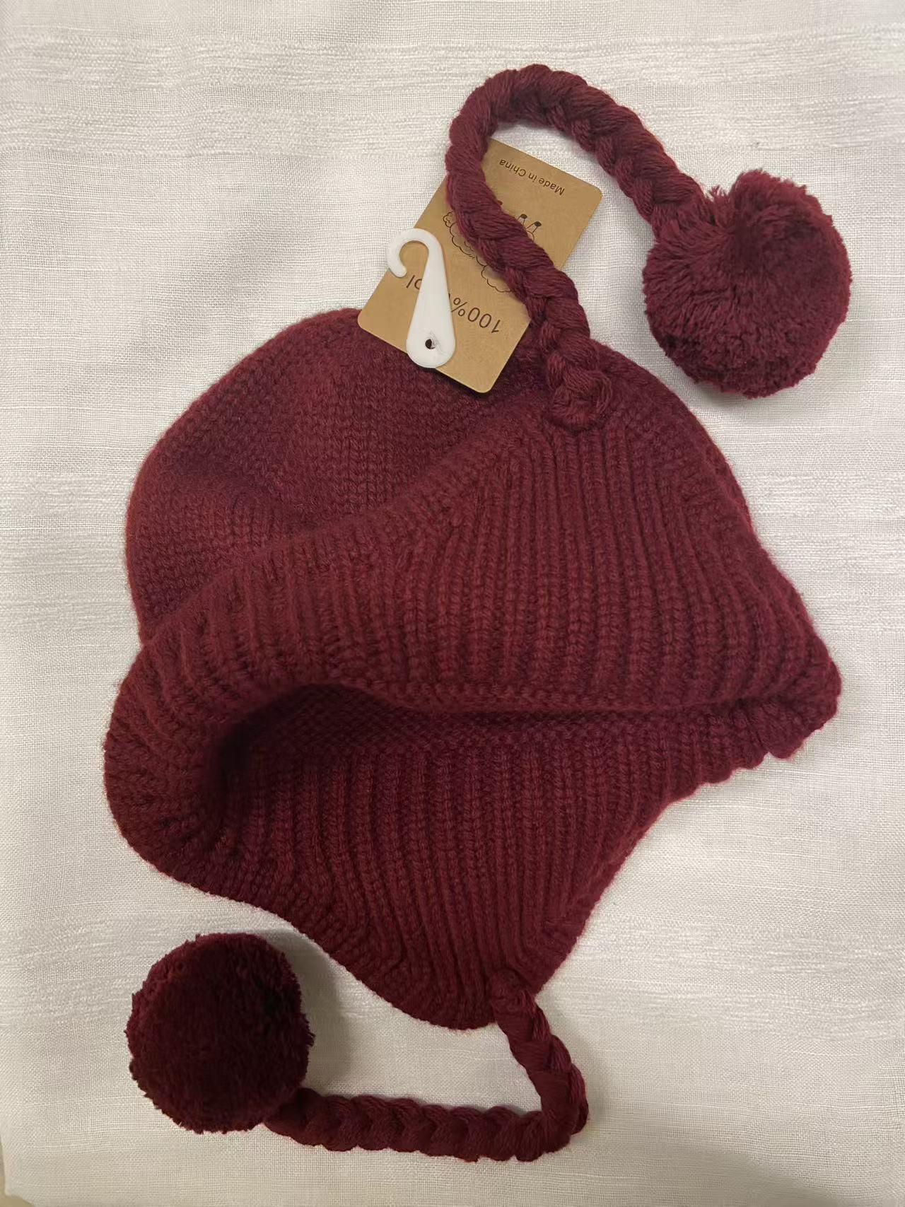 Barn röd ullmössa i 100% ren ull