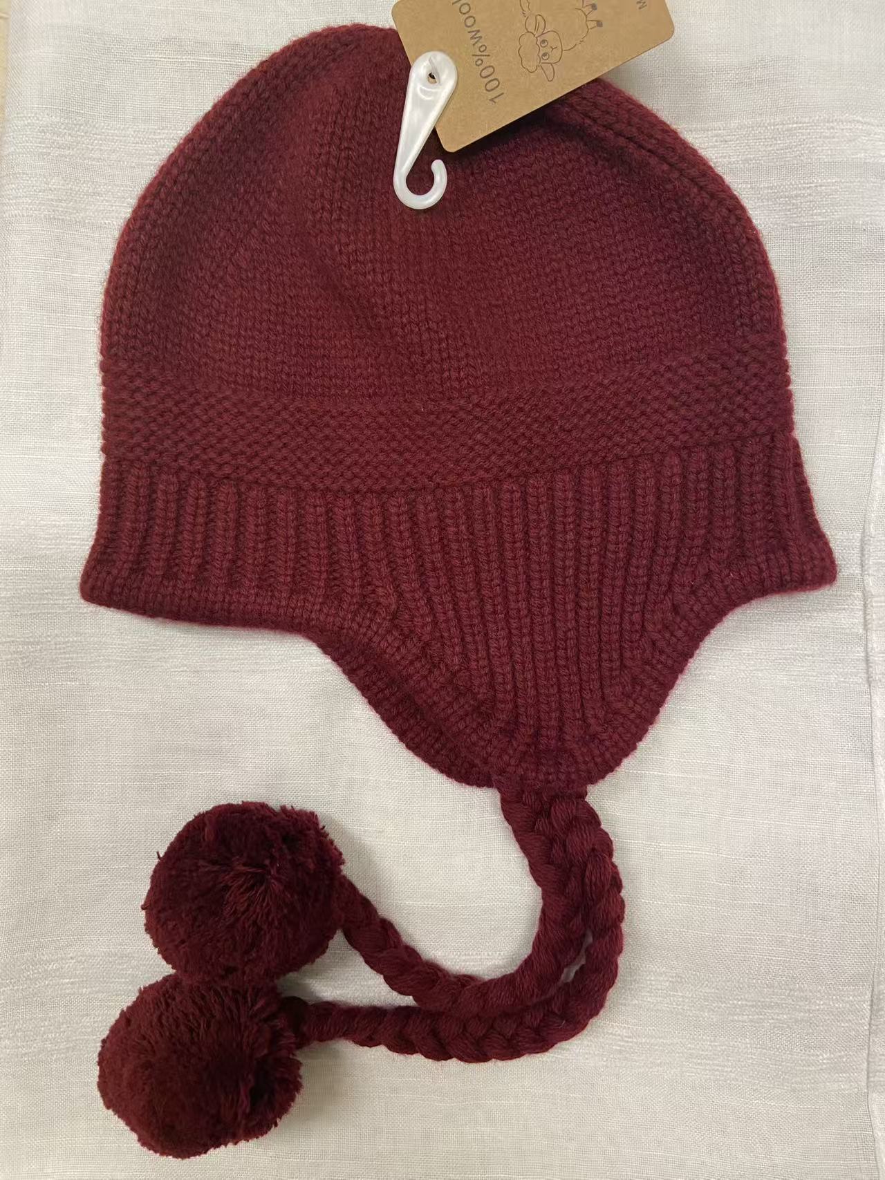 Barn röd ullmössa i 100% ren ull