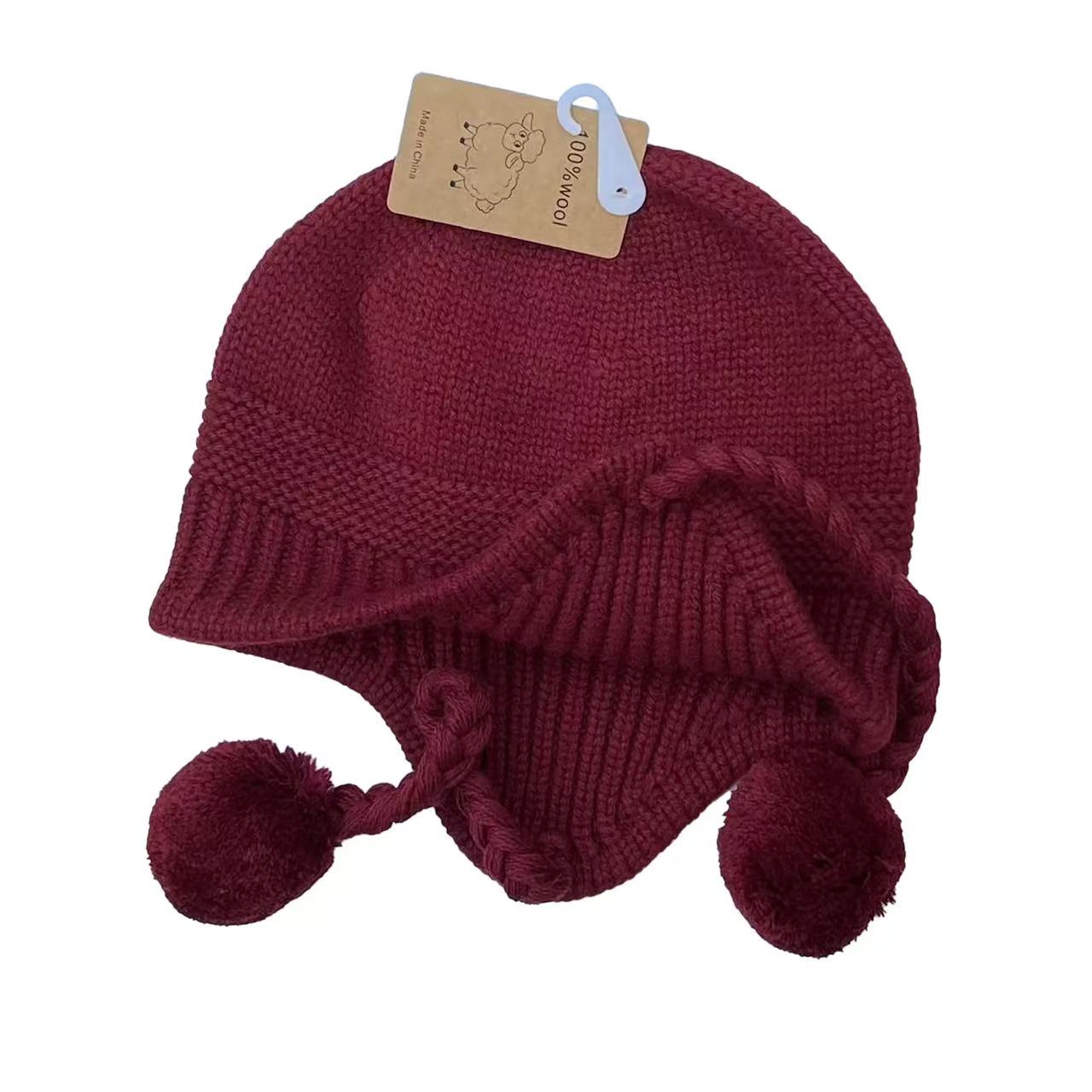 En söt röd mössa i ren ull som skyddar öronen.