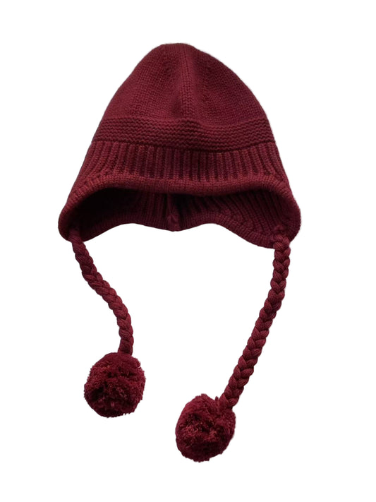 En söt röd mössa i ren ull som skyddar öronen.