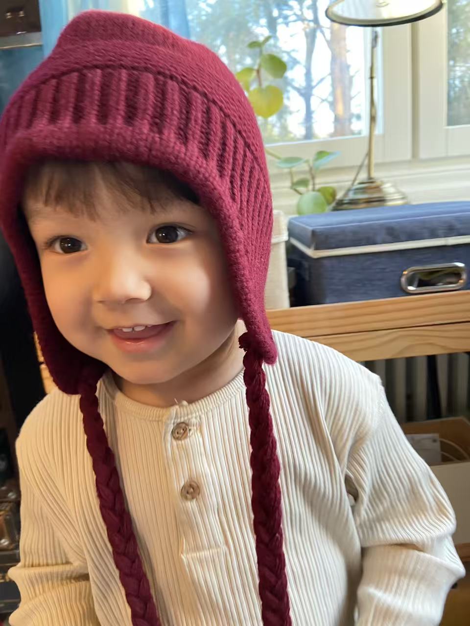 Barn röd ullmössa i 100% ren ull